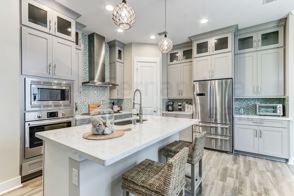 Frigorifero, microonde, forno, piano cottura