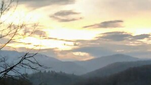 A mountainous landscape with a sunset. - Pondside Cabin (Newland)
