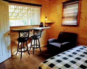 1 bedroom, WiFi, bed sheets - Pondside Cabin (Newland)