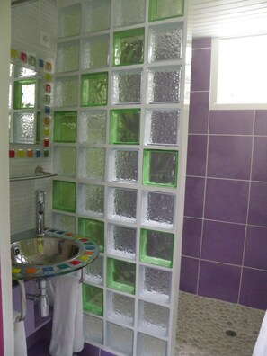 Douche, sèche-cheveux, serviettes fournies