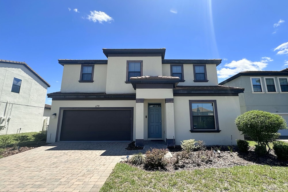 179MM: 4 Bedroom Pool Home with Waterviews near Legoland