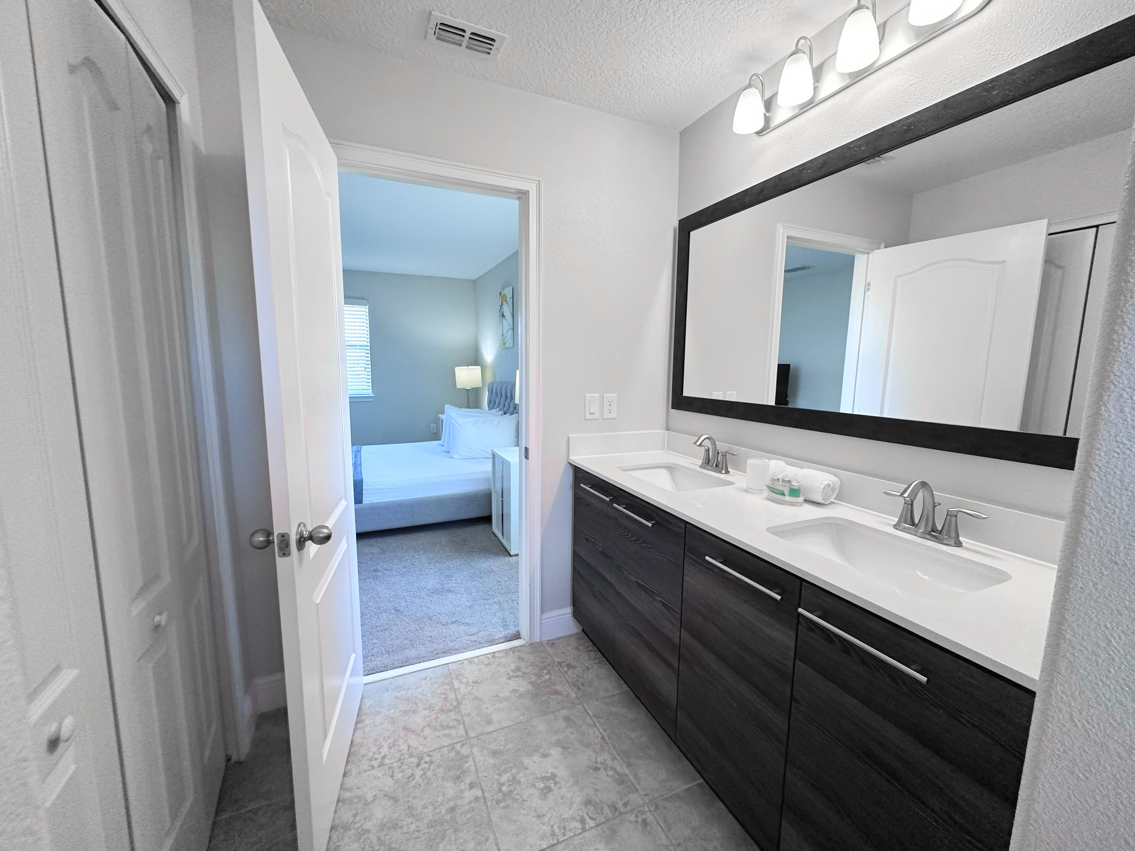 179MM: 4 Bedroom Pool Home with Waterviews near Legoland