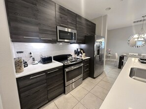 Frigorífico, microondas, horno y placa de cocina