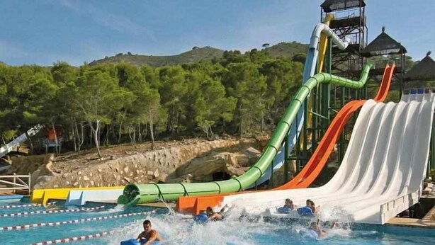Een waterpark met glijbanen en een zwembad.