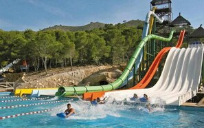 Un parc aquatique doté de nombreux toboggans et d’un espace piscine.