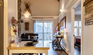 TV, fireplace - Wolfman Lodge - hot tub, fire pit, newly updated, trails, ski (Beech Mountain)