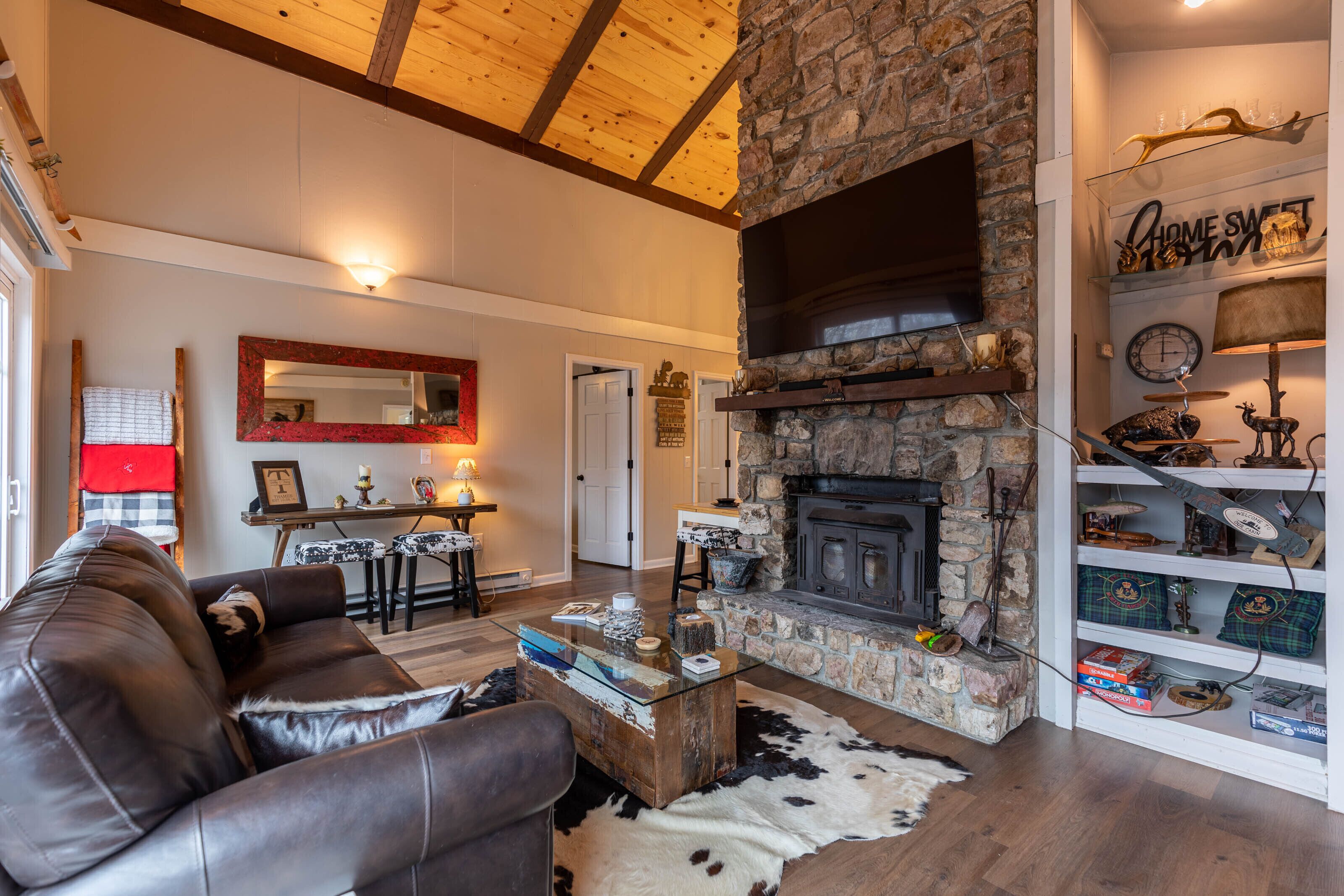 Wolfman Lodge - hot tub, fire pit, newly updated, trails, ski