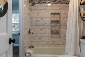 Combined shower/tub, towels