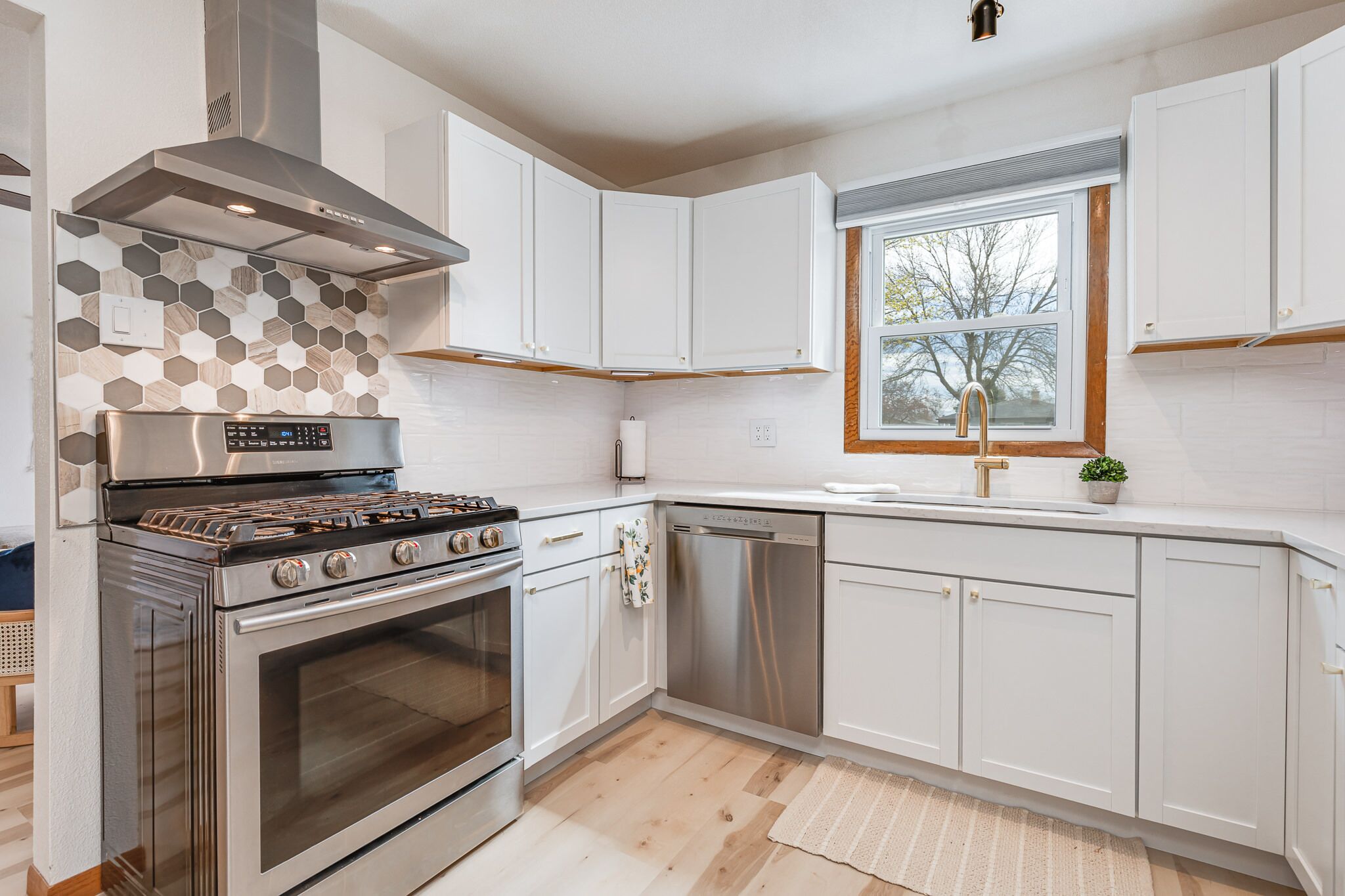 Amazing interior remodel for 6 in quiet safe walkable central neighborhood