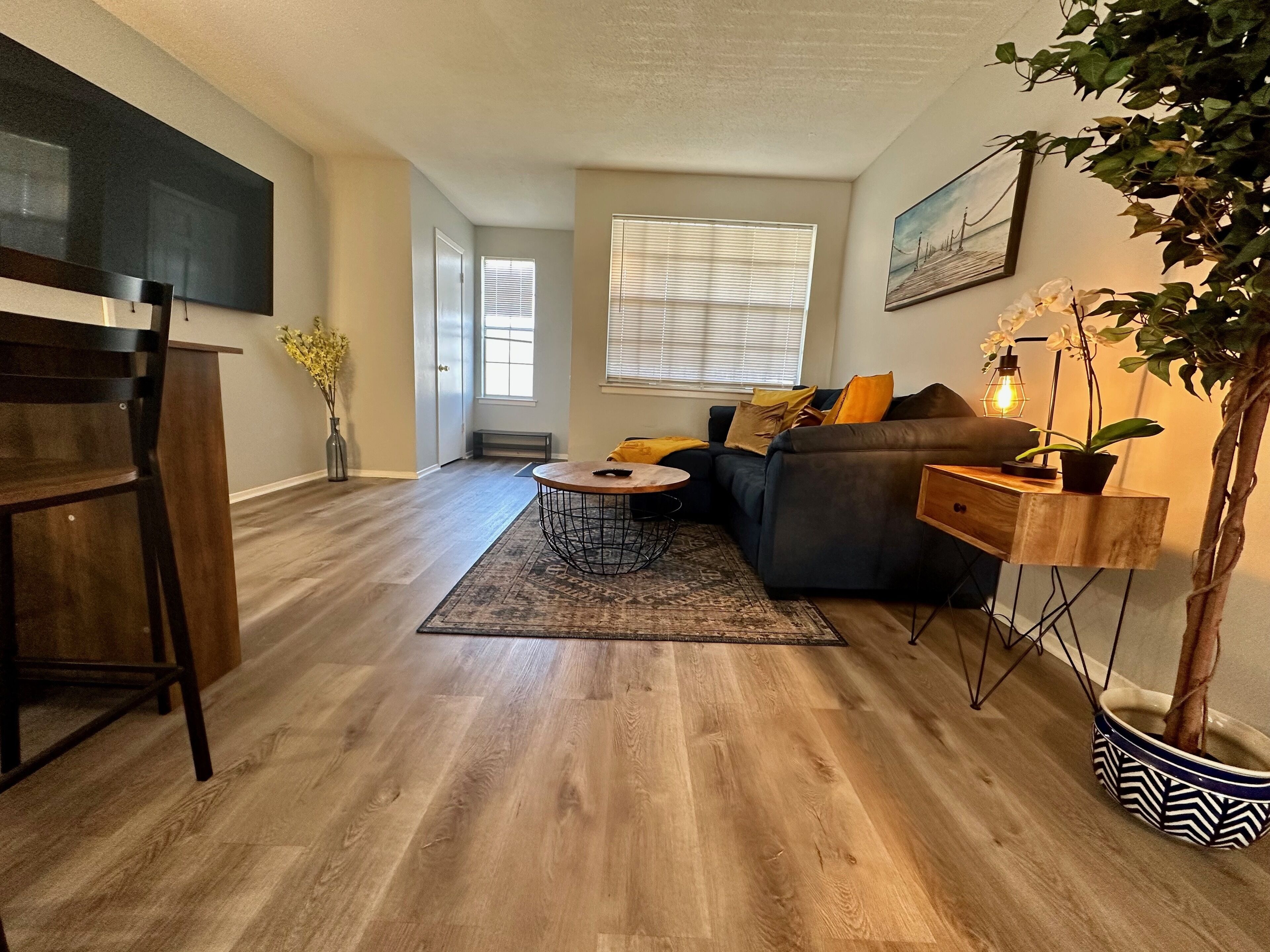 The Yellow Brick Abode Modern | Comfort | 2 Bdr