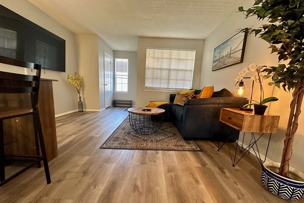 The Yellow Brick Abode Modern | Comfort | 2 Bdr