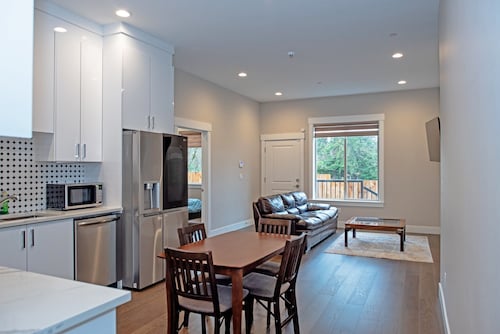 Lovely 2-bedrooms serviced apartment!