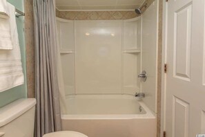 Combined shower/bathtub, hair dryer, towels, shampoo - Ocean Reef 1503 (Myrtle Beach)