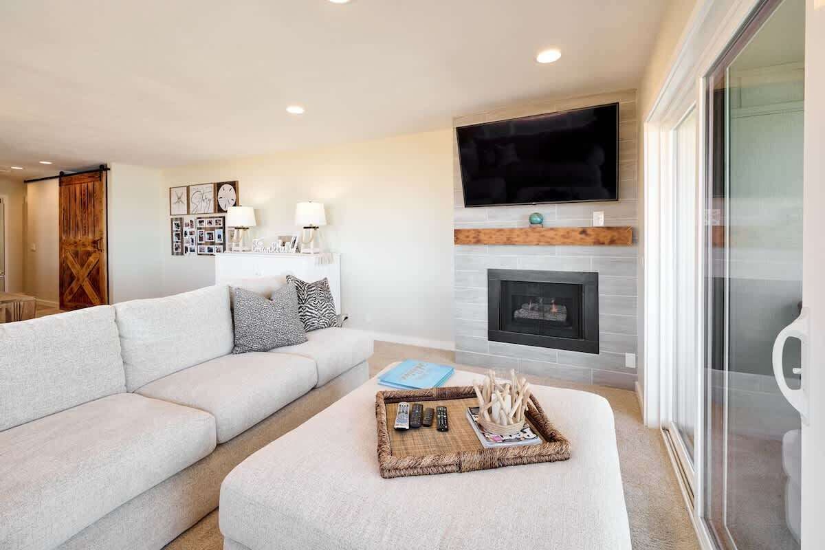 电视、壁炉、DVD 播放器、乒乓球