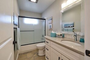 Ensemble douche/baignoire, sèche-cheveux, serviettes fournies