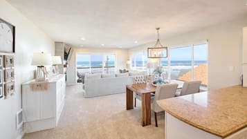 Télévision, cheminée, lecteur de DVD, table de tennis de table