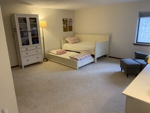 4 bedrooms, iron/ironing board, WiFi, bed sheets
