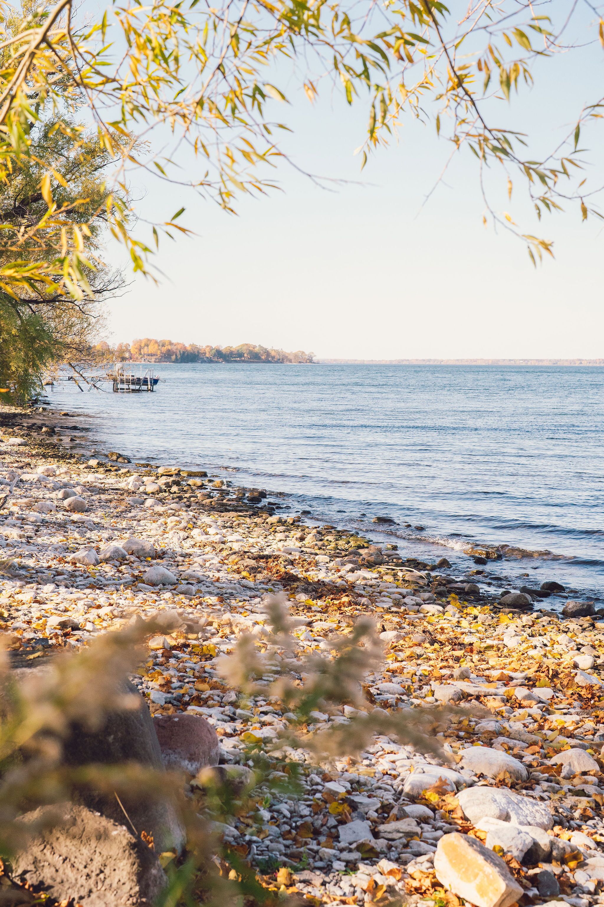 Perto da praia, espreguiçadeiras, toalhas de praia 