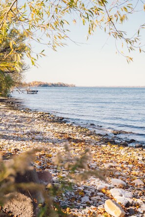 In Strandnähe, Liegestühle, Strandtücher