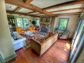 Smart-TV, Kamin, DVD-Player, Bücher