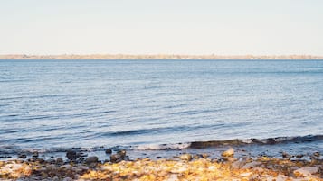 Una spiaggia nelle vicinanze, lettini da mare, teli da spiaggia
