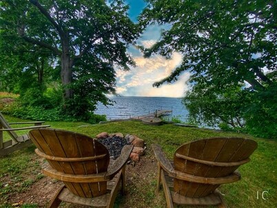 Historic Loyalist Lakehouse • Quiet Waterfront Escape • 3.5 Acres & 300’ Shore!