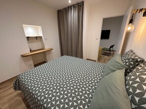 7 slaapkamers, een bureau, een strijkplank/strijkijzer, reisbedje