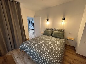 7 chambres, bureau, fer et planche Ă repasser, lit parapluie