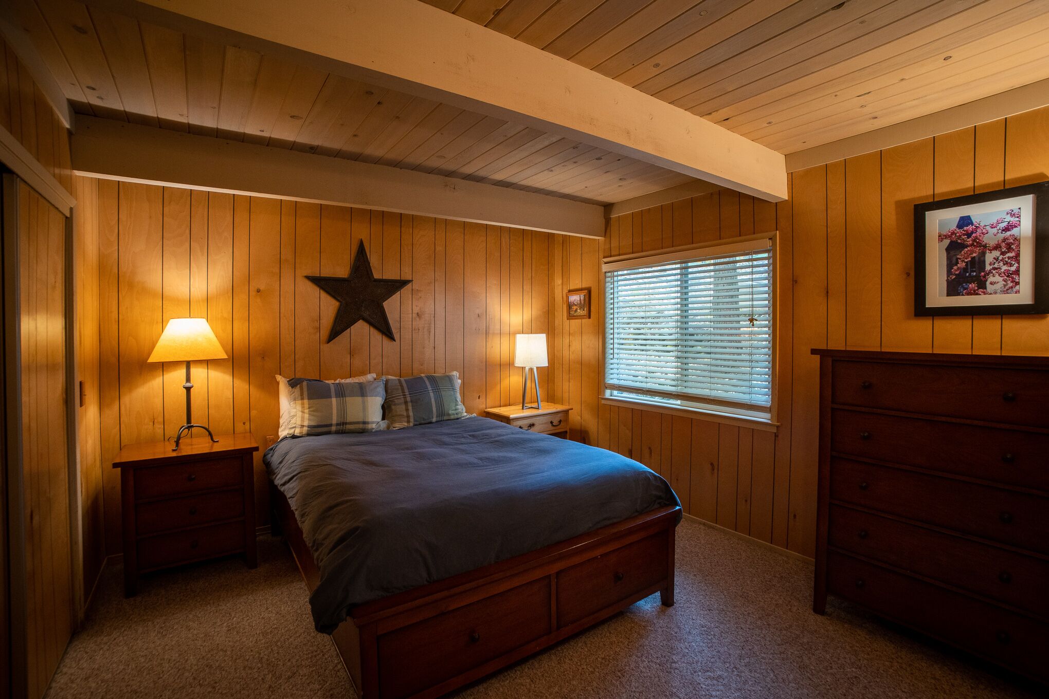 Cedar Retreat with Hot Tub, Sauna & Lake Access