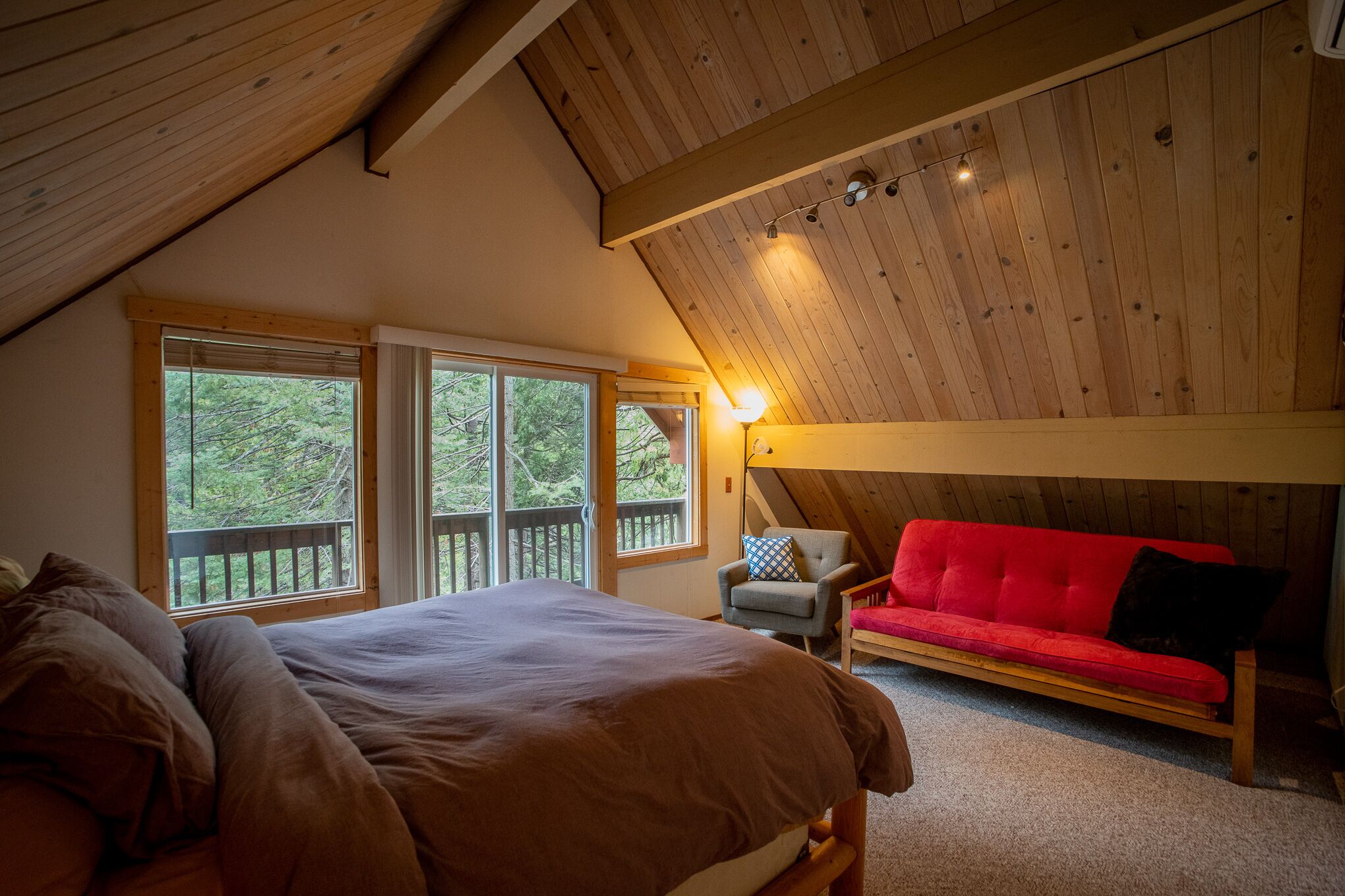 Cedar Retreat with Hot Tub, Sauna & Lake Access