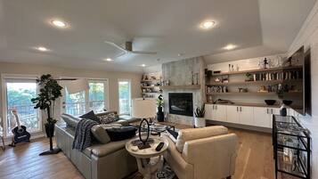 TV connectée, lecteur de DVD, livres, chaîne hi-fi