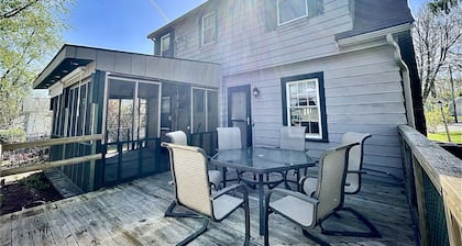 Stylish 2BR Charmer Close to Everything