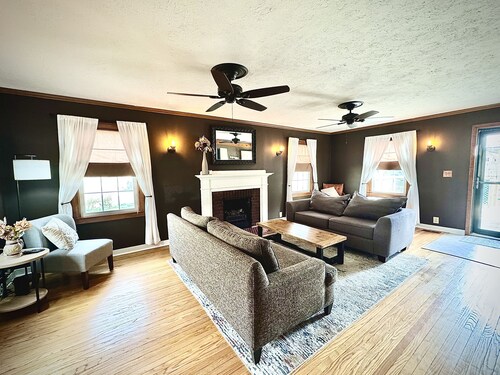 Stylish 2BR Charmer Close to Everything