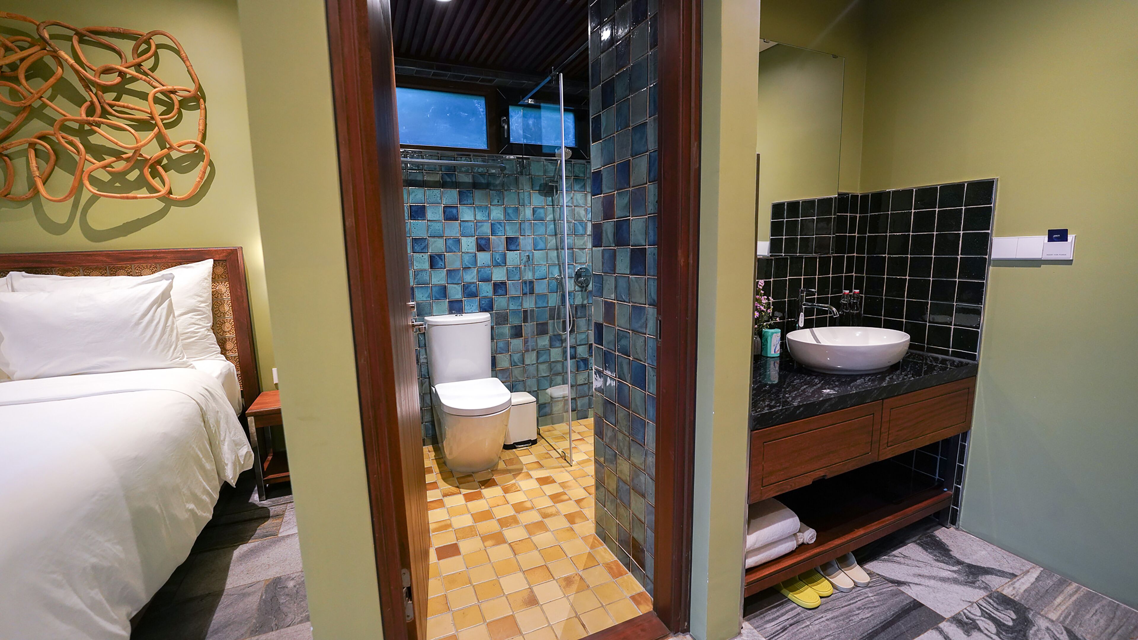 Un baño con ducha, inodoro y lavamanos.