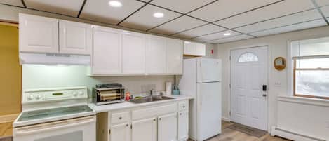 冷蔵庫、電子レンジ、オーブン、コンロ