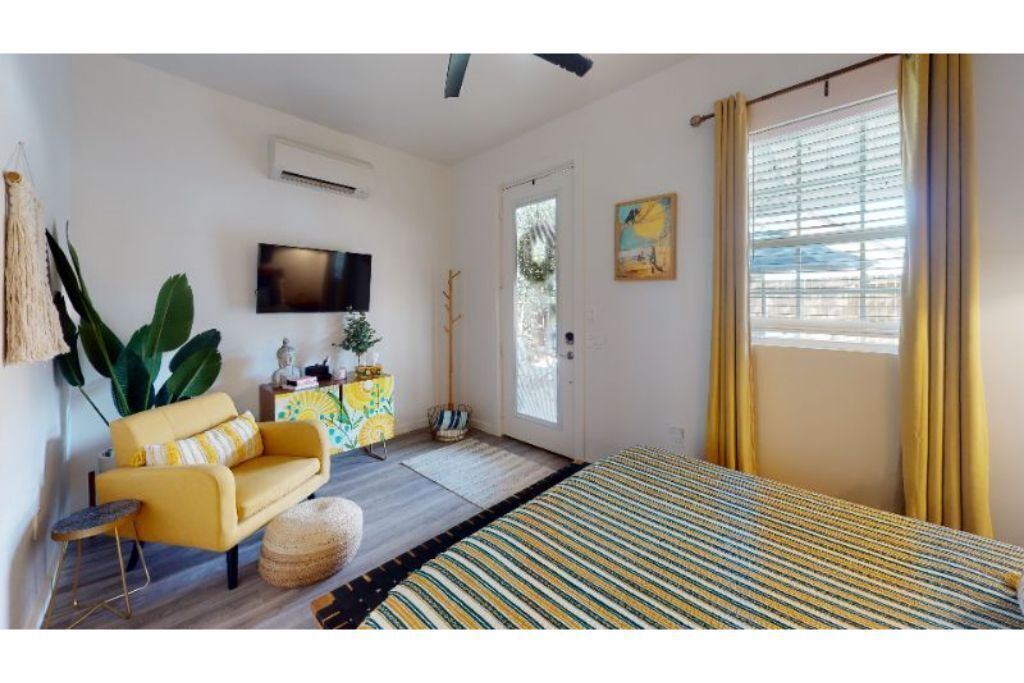 Home Away From Home-The Krow's Nest Cottage Close to Lake Travis, Pet-Friendly