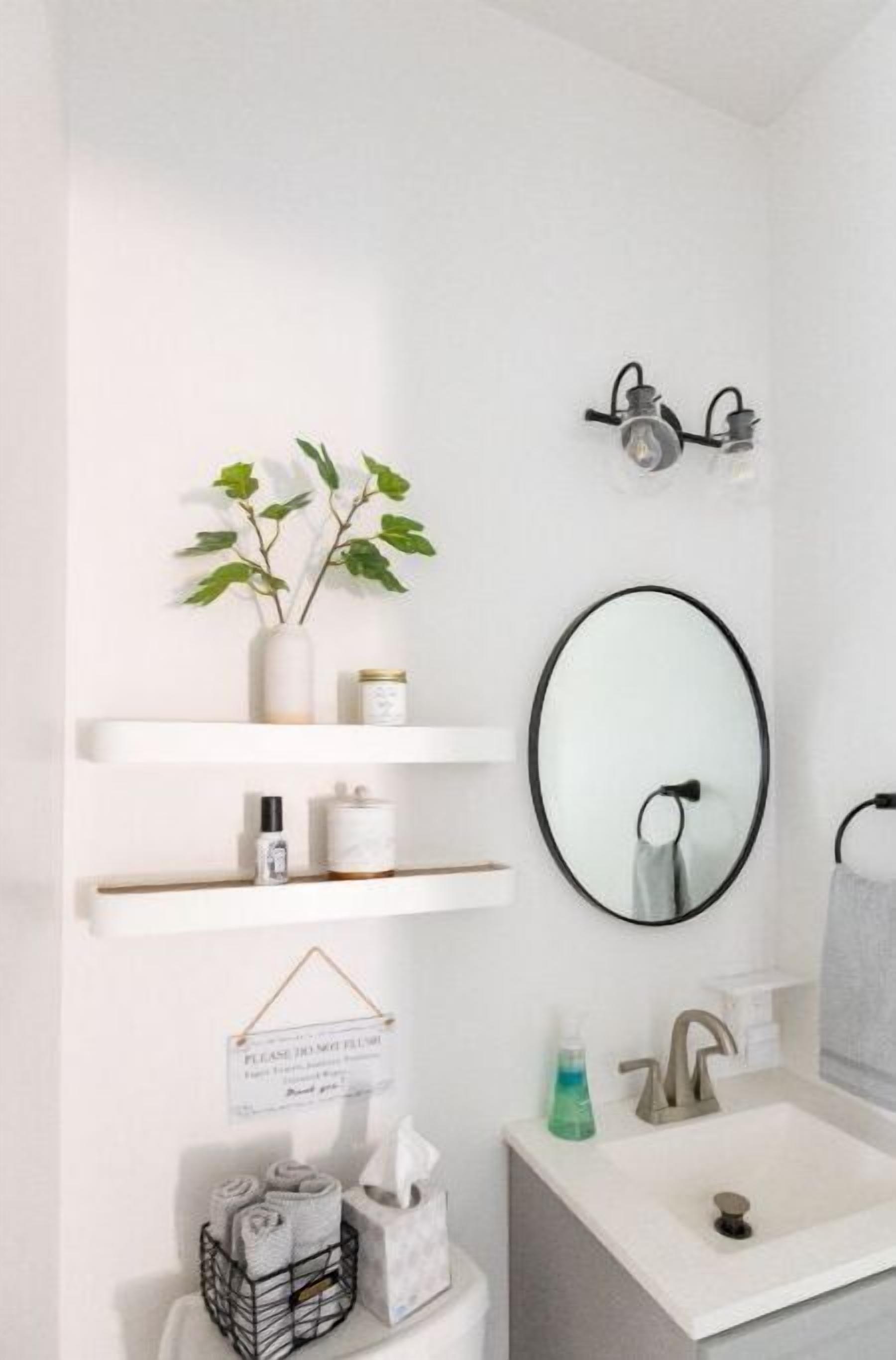 Home Away From Home-The Krow's Nest Cottage Close to Lake Travis, Pet-Friendly