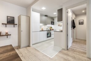 Jääkaappi, mikroaaltouuni, uuni, liesi