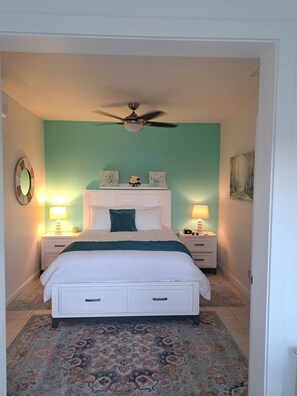 3 quartos, escrivaninha, ferros/tábuas de passar roupa