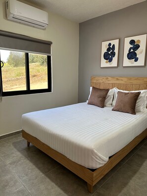 Minibar, tabla de planchar con plancha, wifi gratis y ropa de cama 