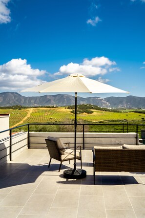 Minibar, tabla de planchar con plancha, wifi gratis y ropa de cama 