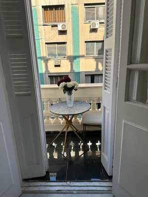Habitación triple Deluxe, 1 habitación, vista a la ciudad | Vista del balcón
