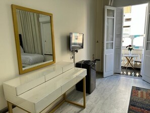 Deluxe driepersoonskamer, 1 slaapkamer, uitzicht op de stad | Een minibar, een kluis op de kamer, geluiddichte muren