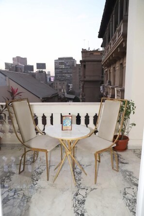 Habitación triple Deluxe, 1 habitación, vista a la ciudad | Vista del balcón