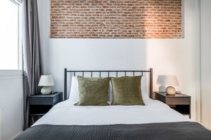 1 bedroom, iron/ironing board, WiFi, bed sheets - Trendy Trafalgar 2BR, nr Plaza de Olavide, by Blueground (Madrid)
