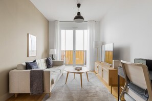 TV, stereo - Chic Landstraße 1BR w/ Pool & Playground, nr Hyblerpark, by Blueground (Vienna)