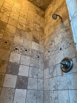 Shower, jetted bath, hair dryer, towels