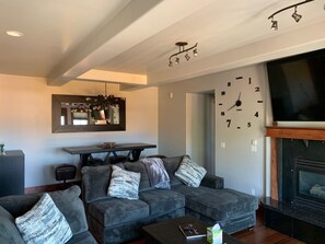 Smart TV, fireplace, books, computer monitors