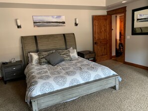 4 bedrooms, desk, iron/ironing board, travel crib