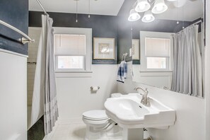 Shower, hair dryer, towels, soap - Beautiful home blocks from Tech (Lubbock)